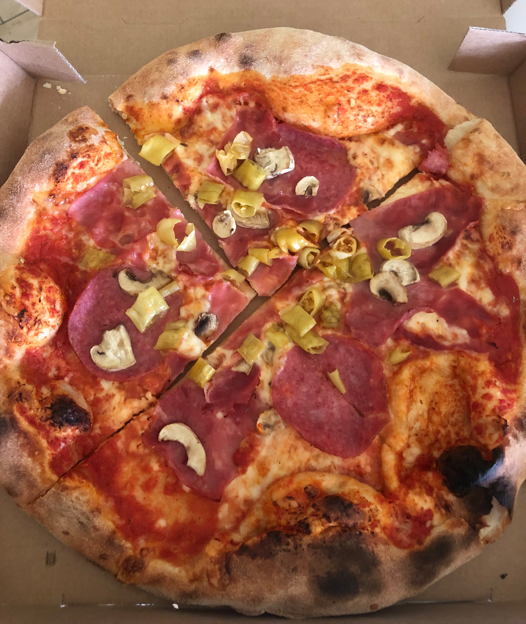 Das gehört auch zu einer Ausstellung für die Präsentierer und Macher dazu: Pizza vom Lieferservice. Sieht gut aus und hat hervorragend zur Mittagspause geschmeckt. Ein großes Dank an die Grüber Organisation.