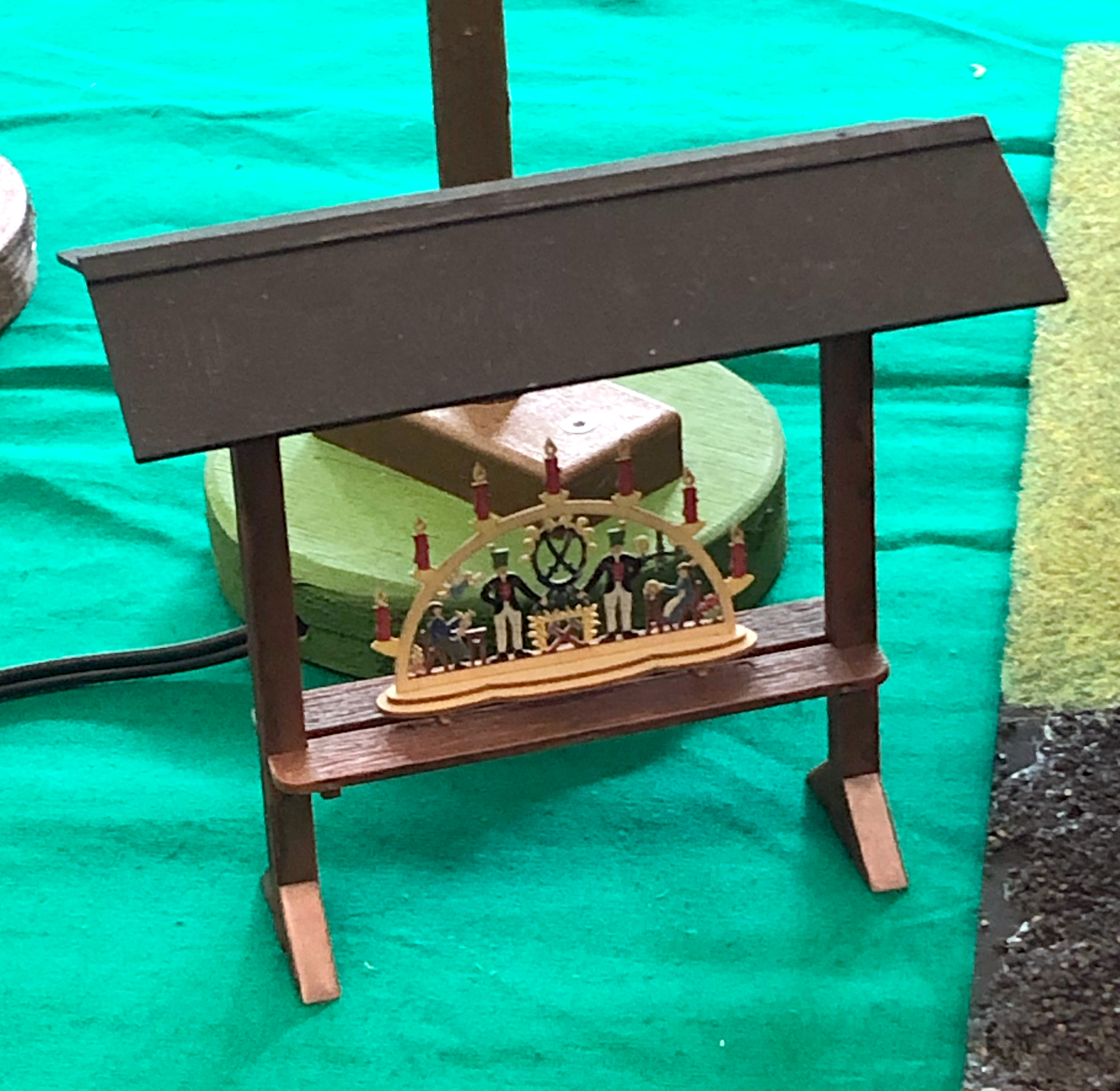 Kleine, feine Basteleien die ins Erzgebirge passen. Ein gut bedachter Schwibbogen, so wie er im Erzgebirge oft anzutreffen ist.