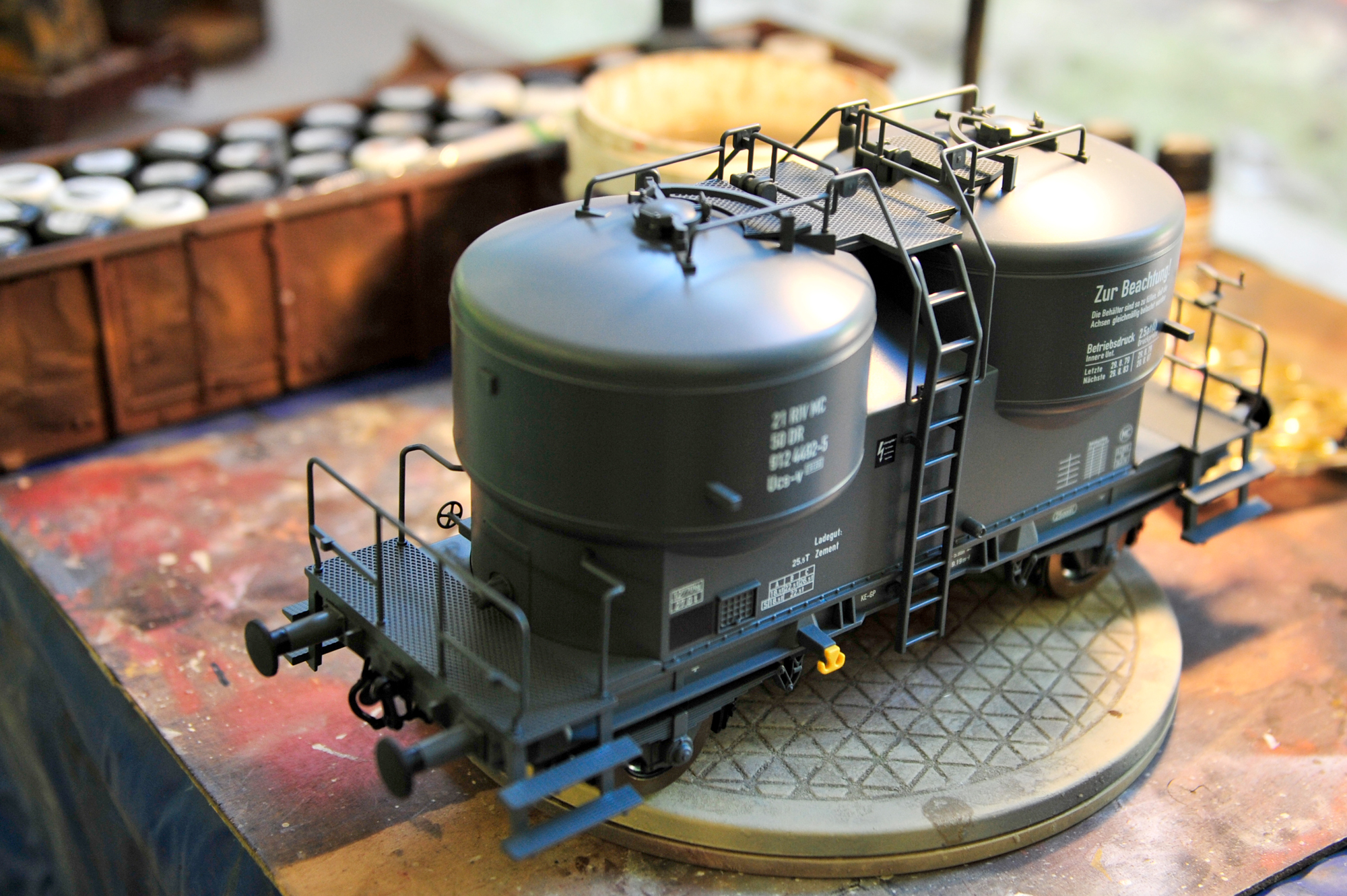 Heute, Donnerstag, 18. Mai 2023, gab es noch was besonderes auf der Modellbahnausstellung. "Der Künstler" von den Gartenbahnfreunden Grub am Forst zeigte live und in "Farbe" eine Alterung an einem Zementsilowagen. Hier der PIKO Wagen Art. Nr. 37796. Auch am Freitag und Samstag zeigt "Der Künstler" noch mehr.