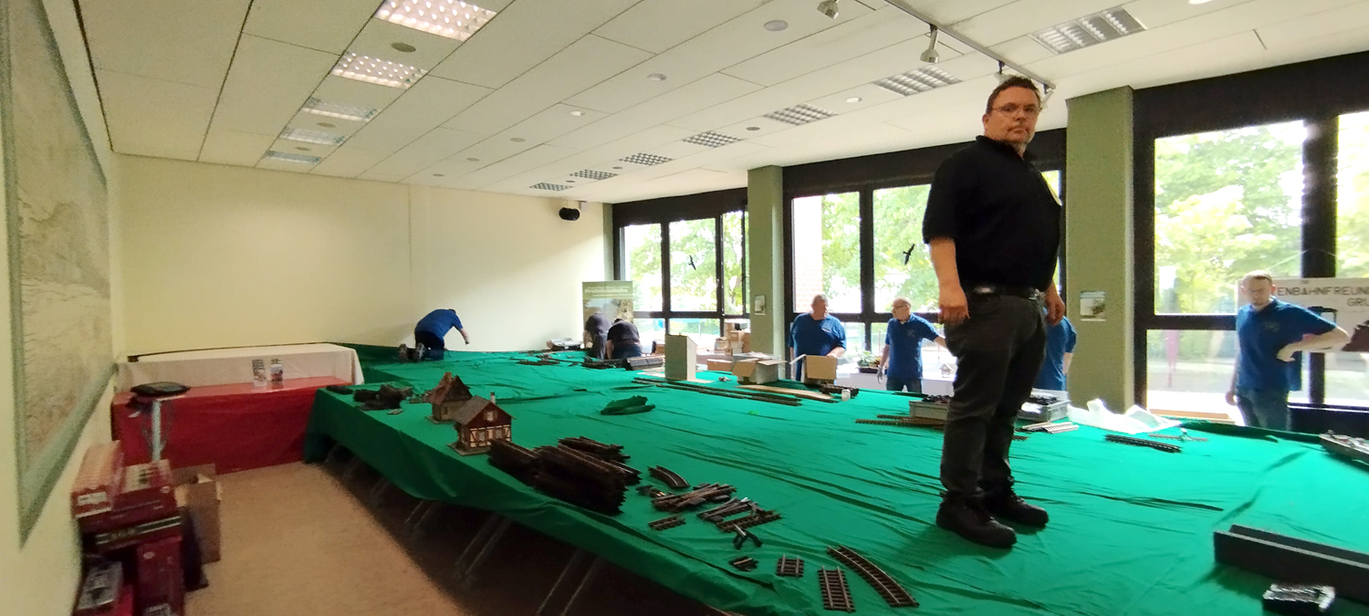 Der Abbau der einmaligen Gartenbahnanlage auf dem PuppenFestival ist fast geschafft. Teile werden verstaut und auf dem Bild ist gut zu erkennen, dass der Unterbau mit den Bühnenelementen einiges aushalten.