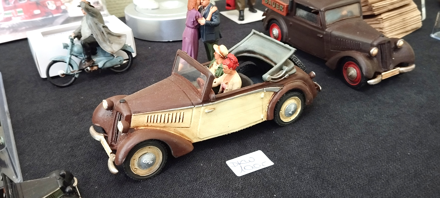 Von Figurendesign UG - Volker Bauer - wurden auch Fahrzeuge aus der Herstellung ausgestellt. Hier der DKW Cabrio mit passenden Figuren. Daneben ein alter PICK UP in braun. "Sir Quickly" und das Liebespaar (Abschiedskuß?) sind auch zu erkennen.