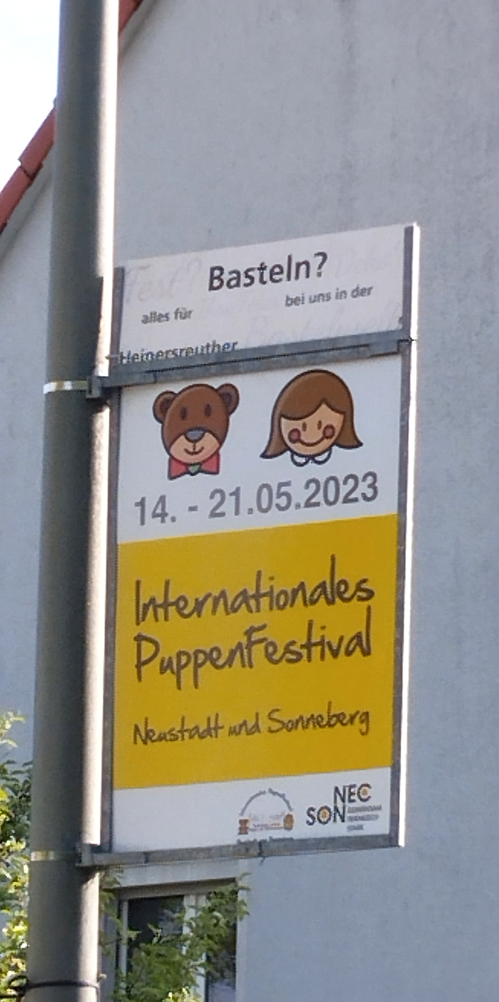 In der Nachbargemeinde von Bayreuth - Hummeltal wurde am Laternenmast auch Werbung für das Internationale PuppenFestival in Neustadt und Sonneberg gemacht.