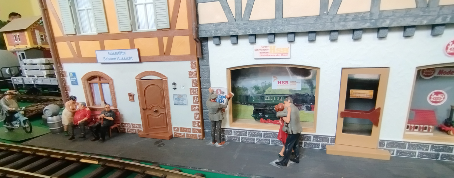 Die Details vor und in den Geschäften sowie vor der Gaststätte sind hervorragend zusammengestellt.