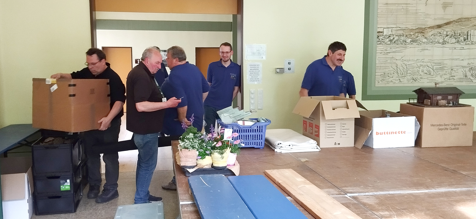 Ein Teil des Grüber Gartenbahnteams beim Abbau. Hat Dieter mit dem Handy die Abbauzeit gestoppt?