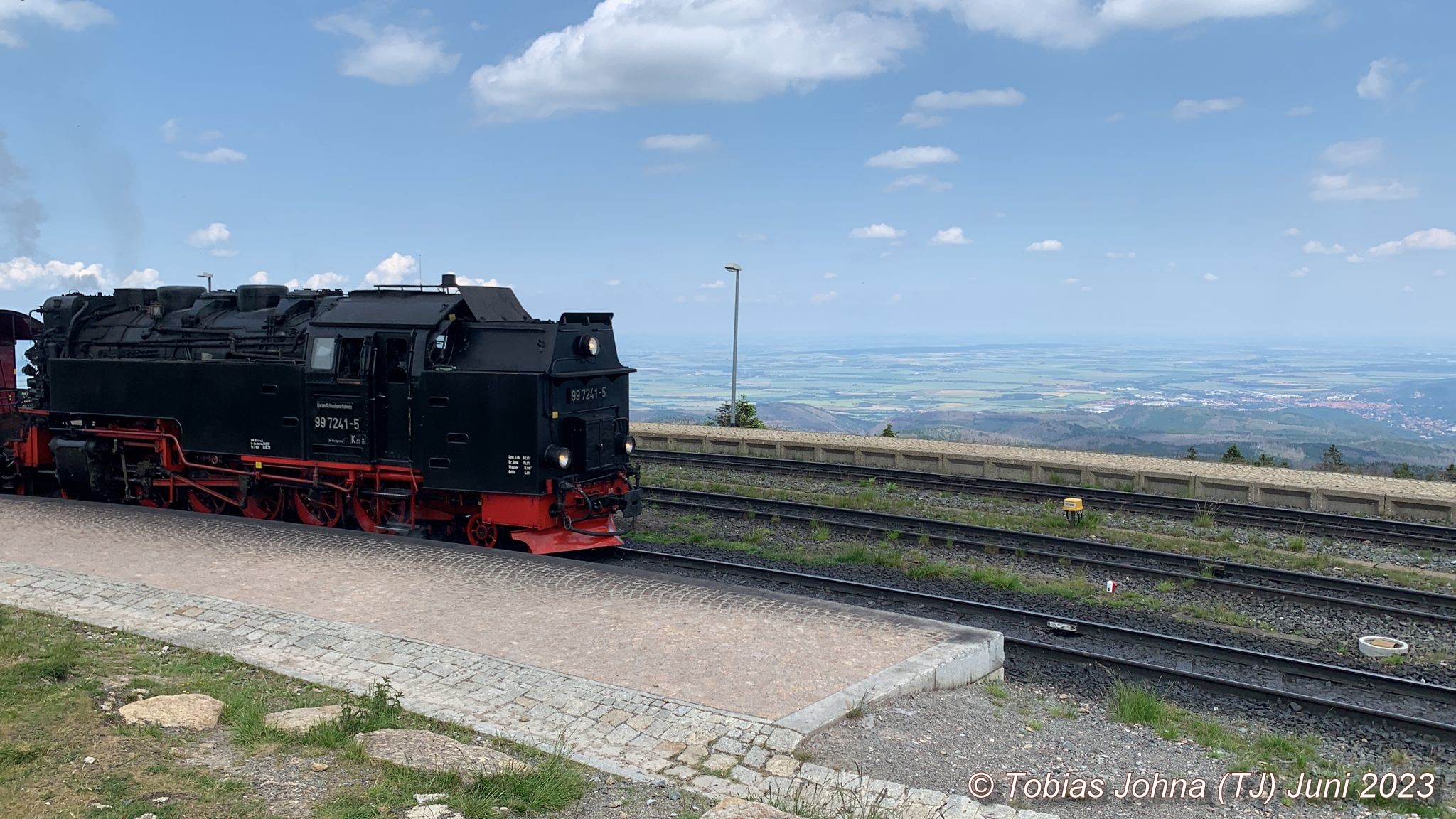 Kurz vor der Abfahrt aus dem Bahnhof Brocken. Dampflok 99 7241-5.