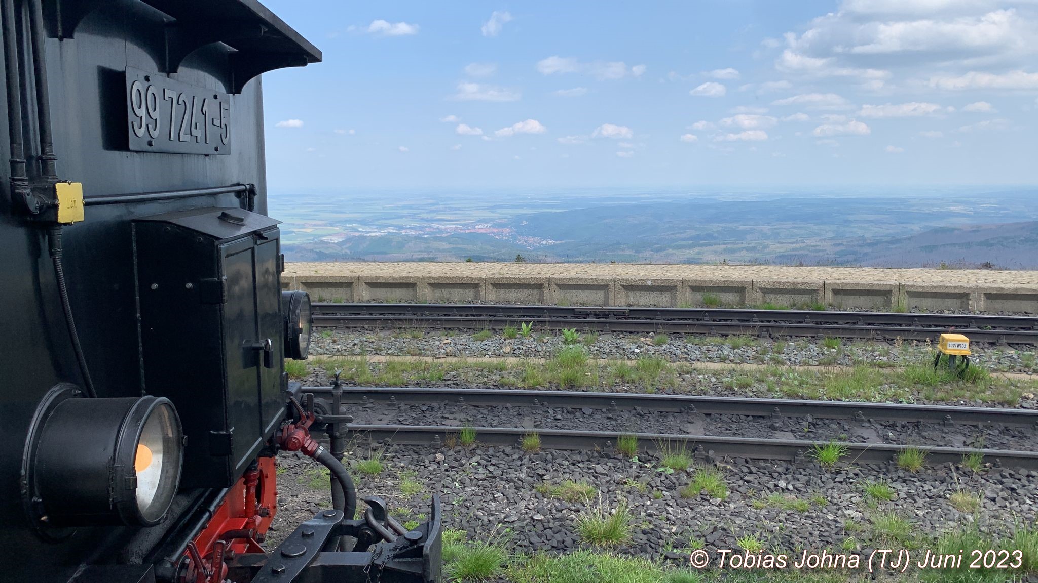 Dampflok 99 7241-5 im Bahnhof Brocken, also ganz oben. Heute, am 18.06.2023 war noch eine Belohnung dabei. Ein herrlicher Blick in die Landschaft. Ein paar Wolken, blauer Himmel und Dampfloks ohne Ende. 