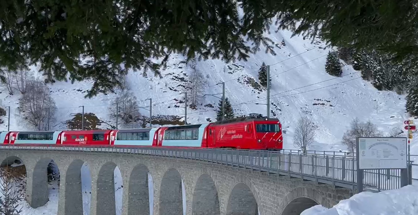 Danke an Hendrik Hauschild fr das Video Original der Elektrolok MGB HGe4/4 II mit den Wagen des Glacier Express.