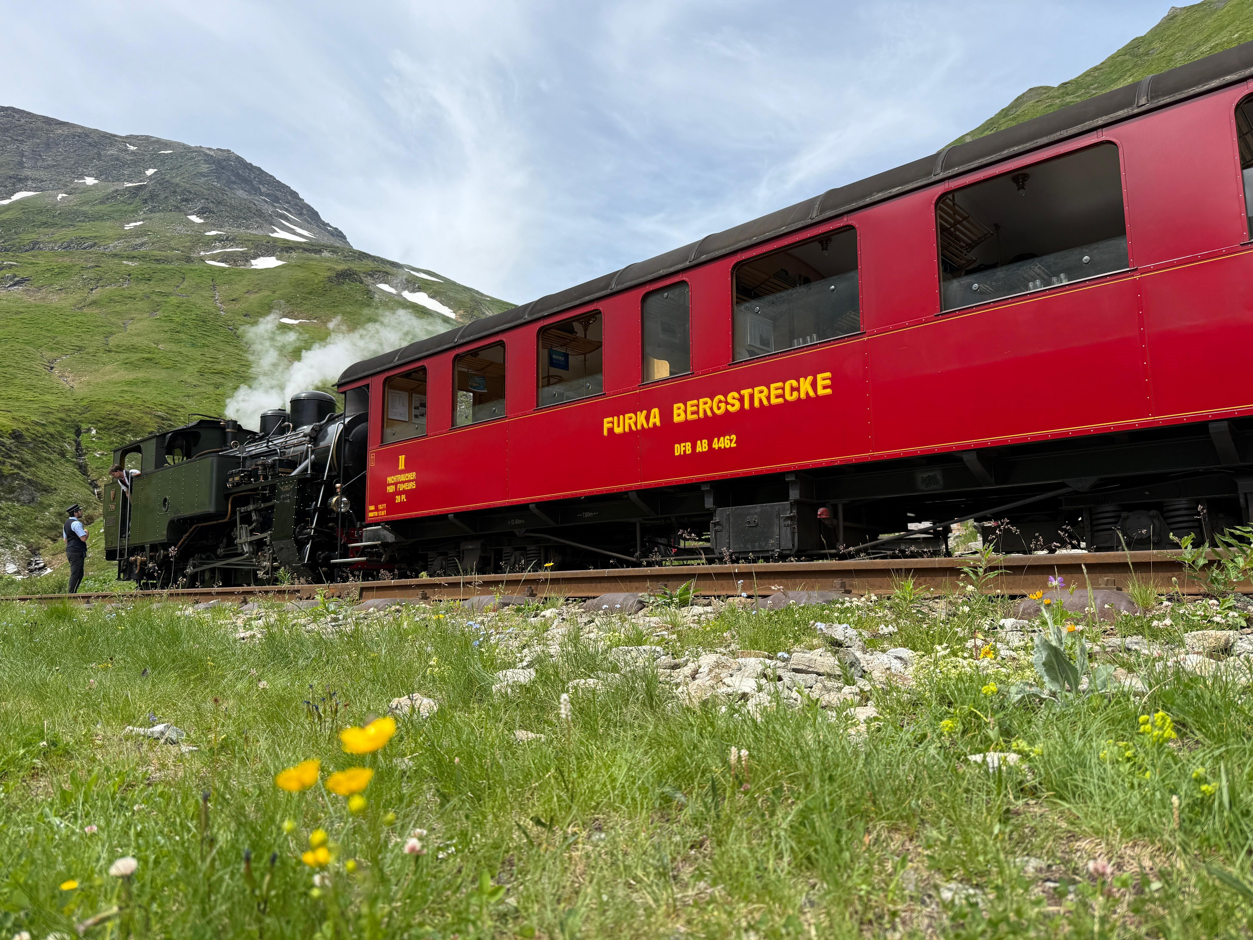 Während der Reise wurde auch die Furka Bergstrecke besucht. Hier die Fahrt mit der Zahnraddampflok HG 4/4 Nr. 704 der DFB (Dampfbahn Furka-Bergstrecke). Die Zahnraddampflok HG 4/4 Nr. 708 gibt es auch als Metallmodell von LGB, Neuheit 2025, - Leider schon ausverkauft.