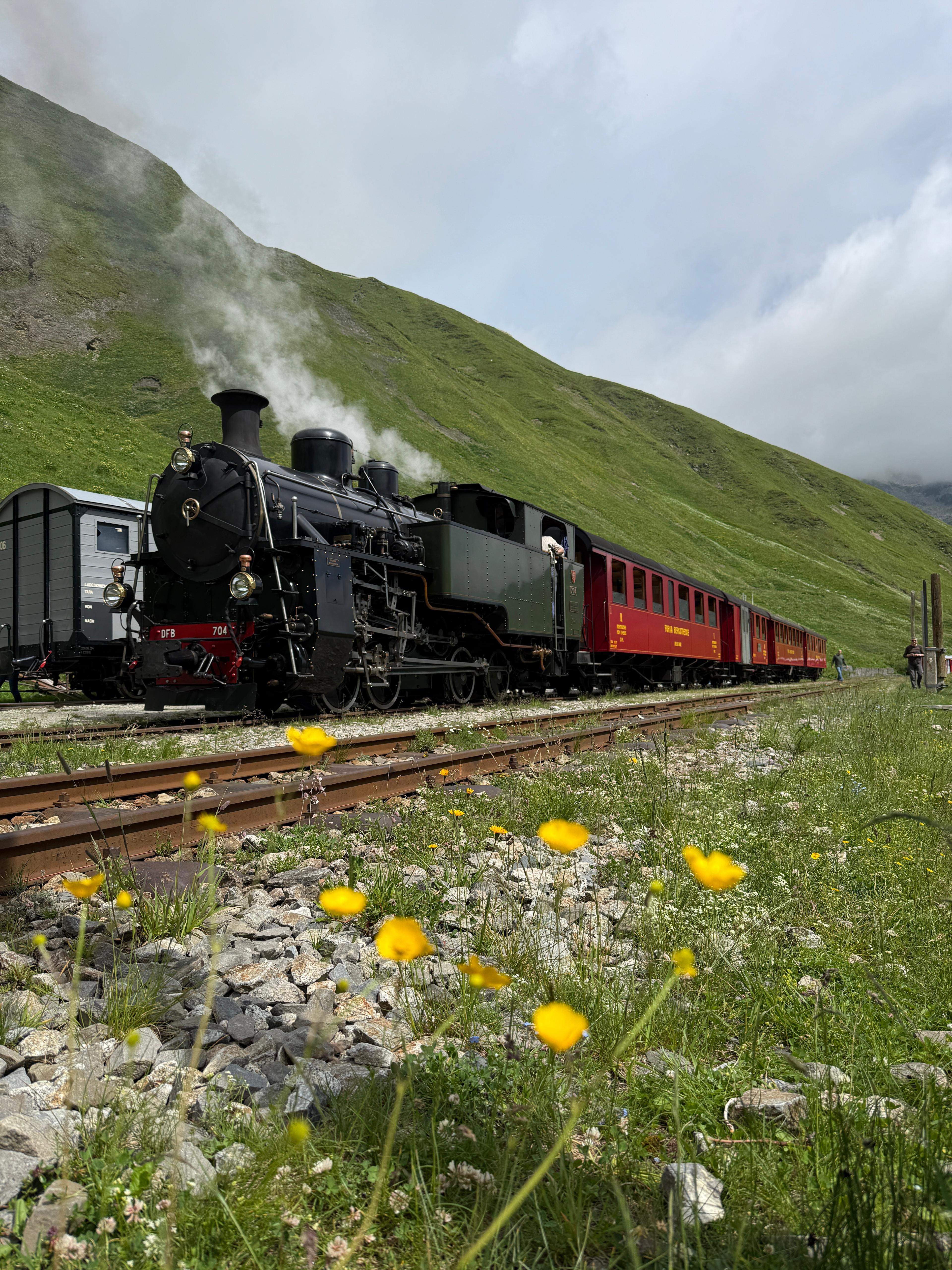 Zahnraddampflok HG 4/4 Nr. 704 der DFB (Dampfbahn Furka-Bergstrecke) vor dem Sonderzug.