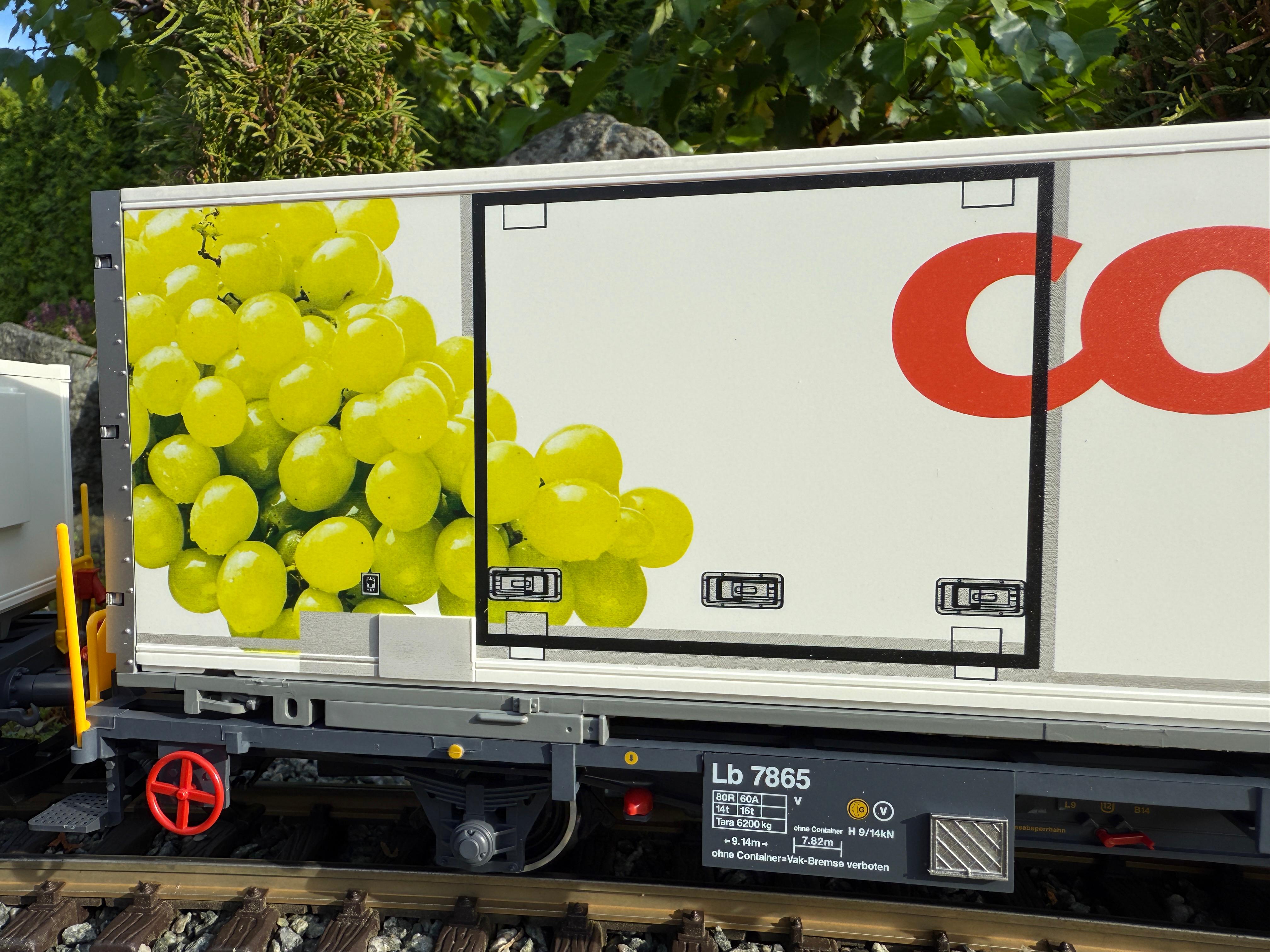 Großaufnahme vom Tragwerkwagen mit der Coop Wechselbrücke (Container) mit den Weintrauben. LGB Art. Nr. 45887-02.