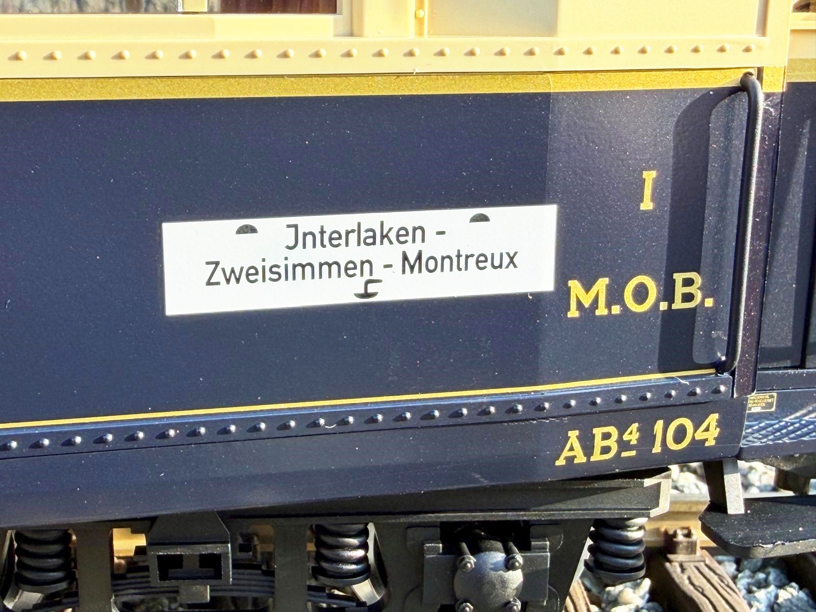Zuglaufschild "Interlaken - Zweisimmern - Montreux" ist in wei� aufgedruckt. Da diese Schilder im Original aus Blech oder Kunststoff sind, h�tte der Druck genau an der Kante schlie�en m�ssen. Also ist der Aufdruck ein paar Millimeter nach rechts gerutscht. 
