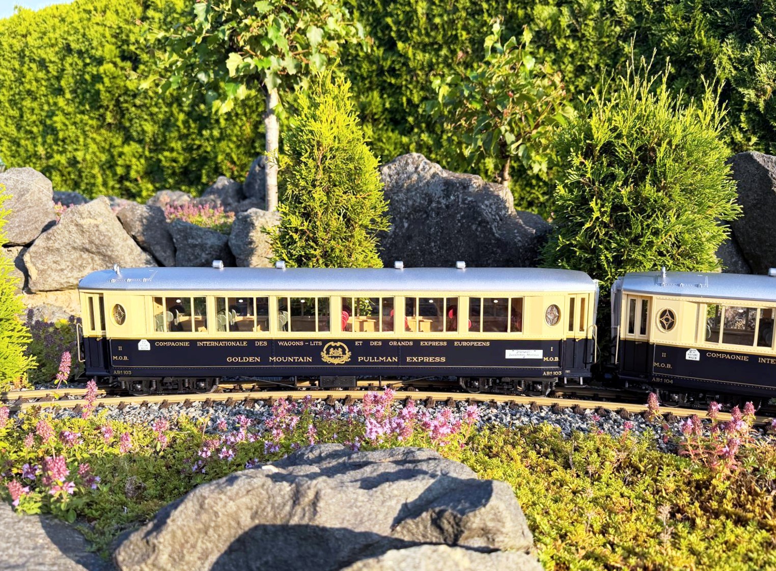 Der Wagen AB4 - 103 hat links silberne Sitze und auf der rechten Seite rote Sitze bekommen. Auch der Wagen AB4 - 104 ist so ausgestattet. 