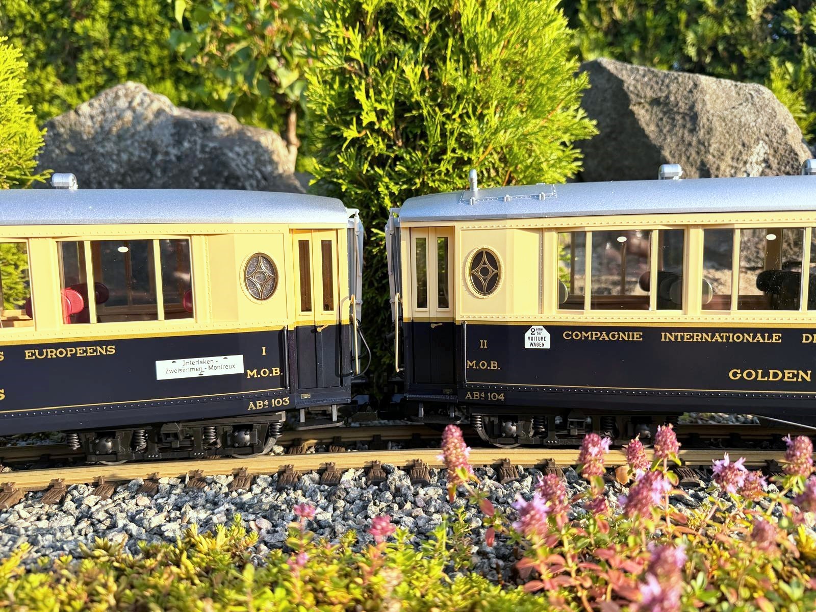�bergang der beiden Personenwagen "Golden Mountain Pullman Express" - Artn Nr. 36660 - Set 1. 
