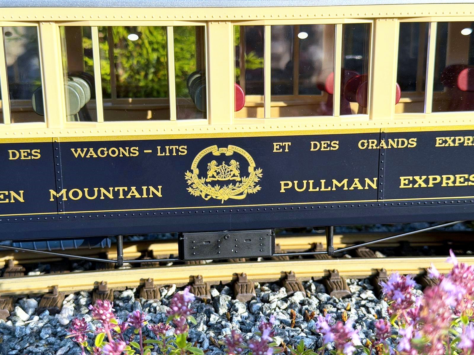 Sehr guter Druck des Wappens f�r den Golden Mountain Pullman Express Personenwagen. Gut zu erkennen sind die silbernen Sitze auf der linken Seite und die roten auf der rechten Seite. 