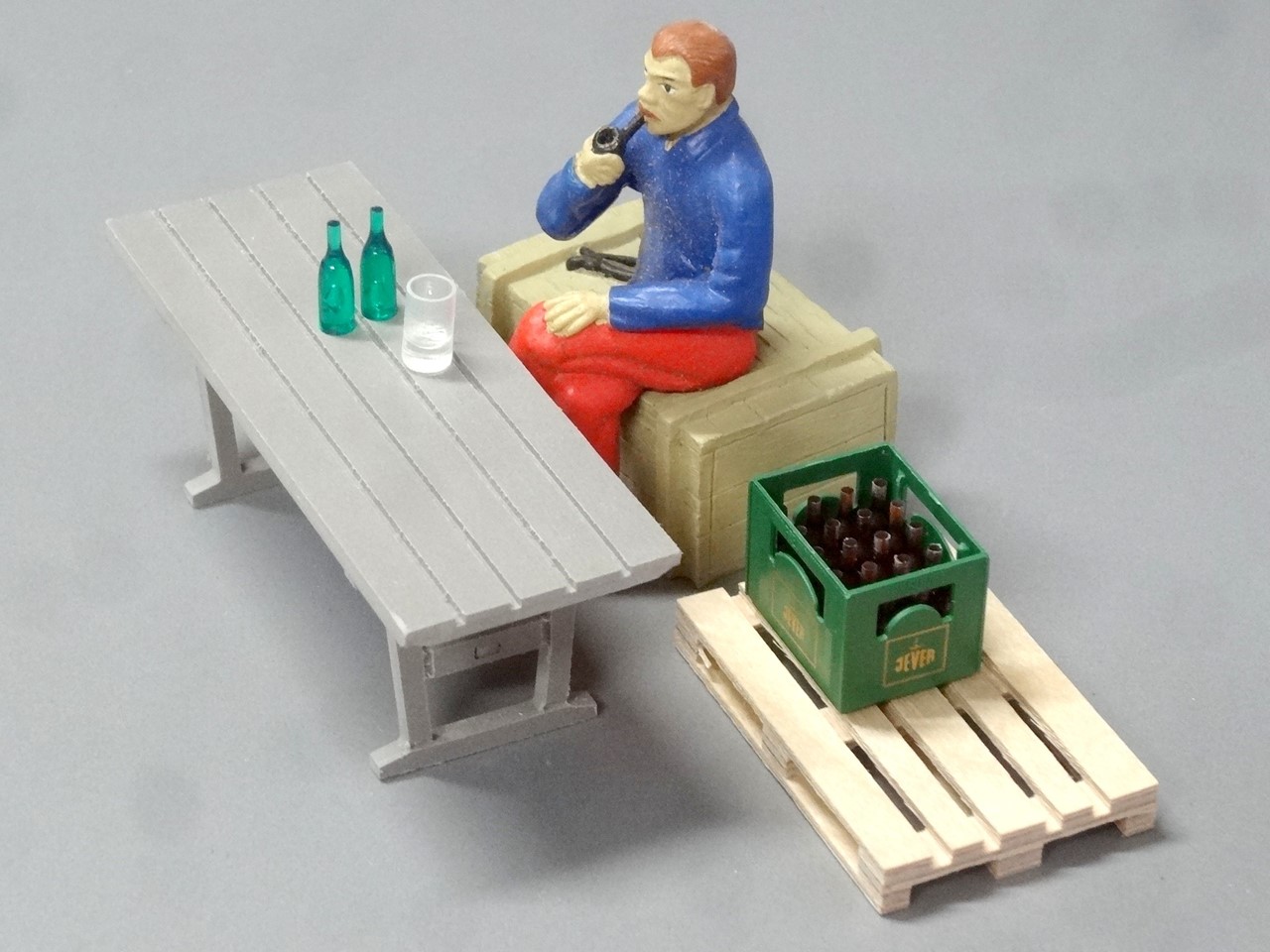 Kleine Szene mit dem Jever Bierkasten auf der Echtholzpalette, dem Bierkrug und den grnen Einzelflaschen. 