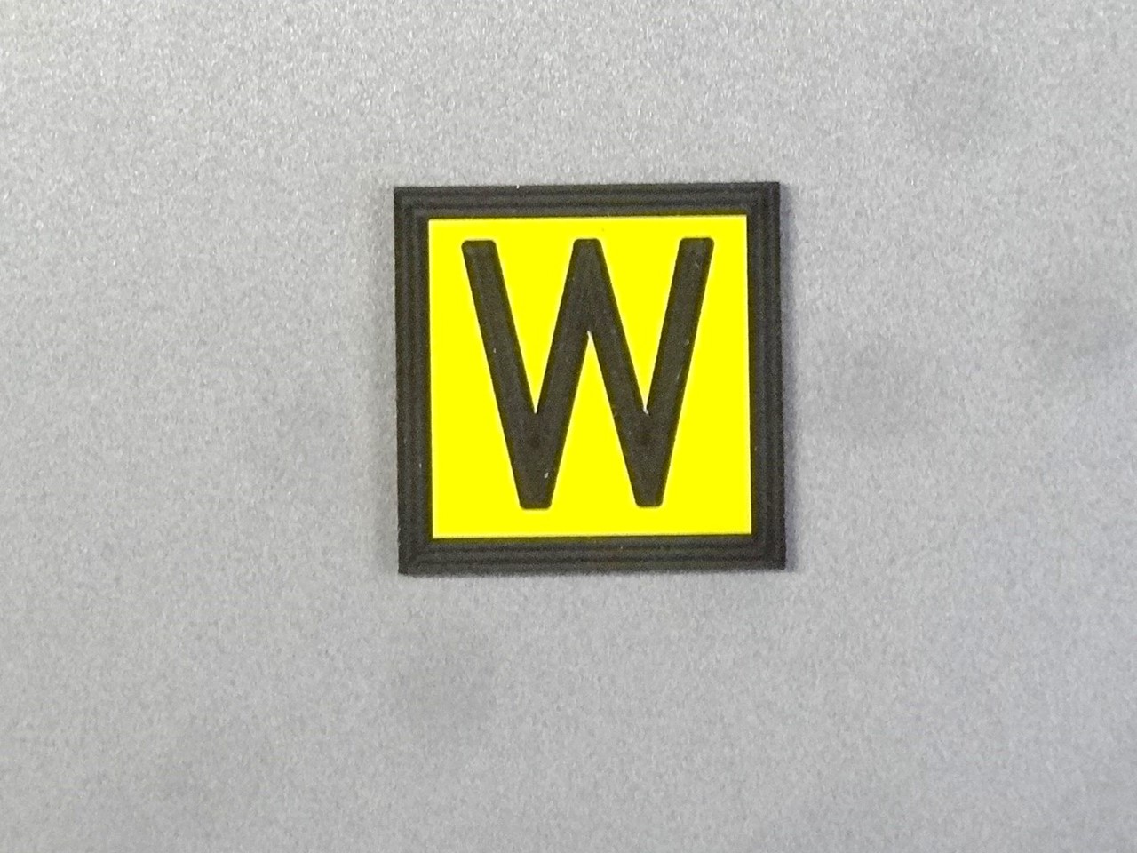Art.Nummer 07524 - englische Pfeiftafel "Whistle" - Abmessung ca. 22 x 22 mm 
