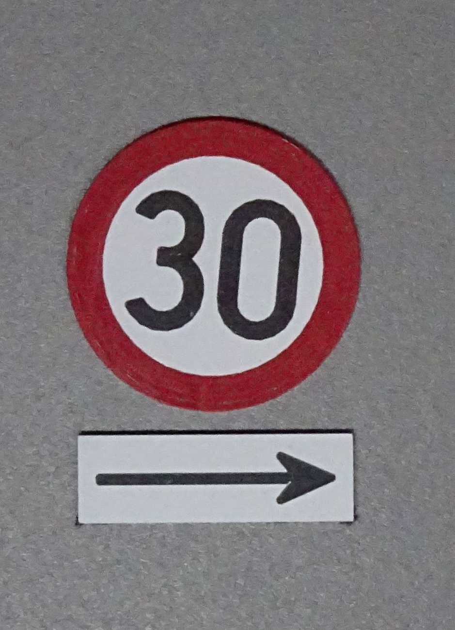 Art. nr. 7618 Verkehrsschild 30 km/h - Art.Nr. 7613 Richtungspfeil Verkehrsschild