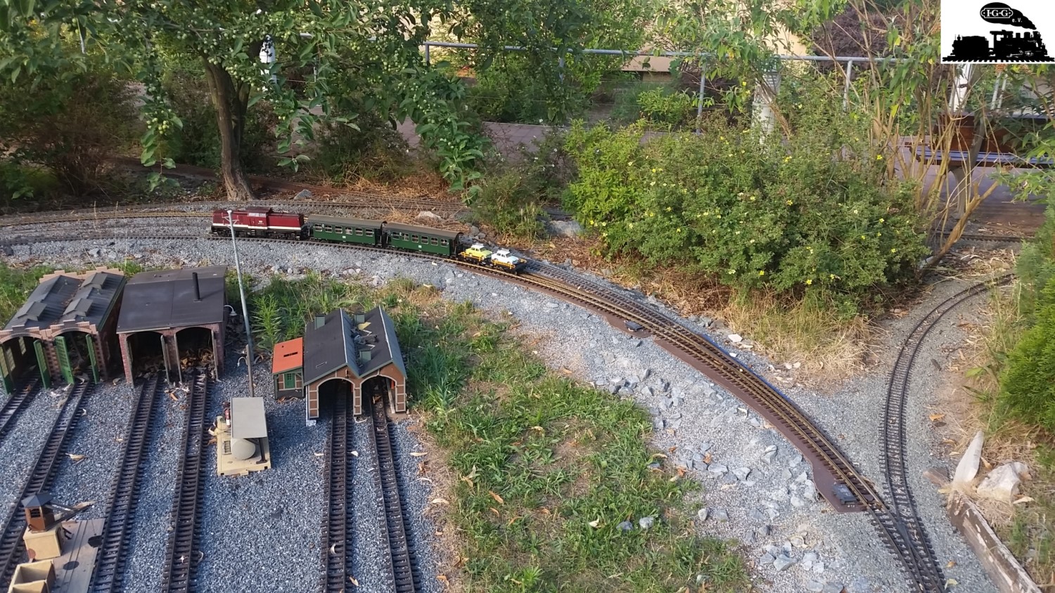 Die Bahnhofseinfahrt und der Bahnhof am Sgewerk wurden durch groe Bogenweichen von Thiel verlngert. 