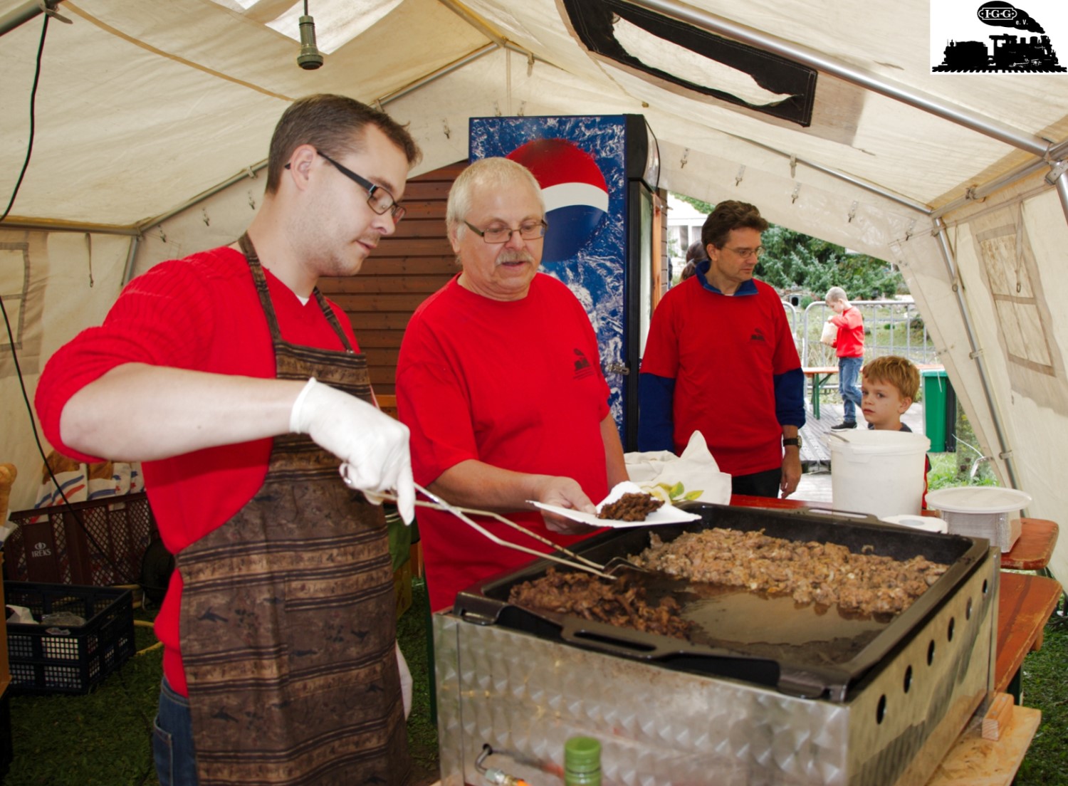 Fr Essen und Trinken ist an beiden Tagen gesorgt. Auer dem schon traditionellen Lammgyros wird es diesmal auch Lammburger geben. Das Fleisch kommt aus einem kologisch gefhrten Hof aus der Region www.schafhof-drachenhoehle.de - Der Besitzer, Herr Christoph Massoth, drfte den meisten als Geschftsfhrer der Fa. Massoth bekannt sein. 