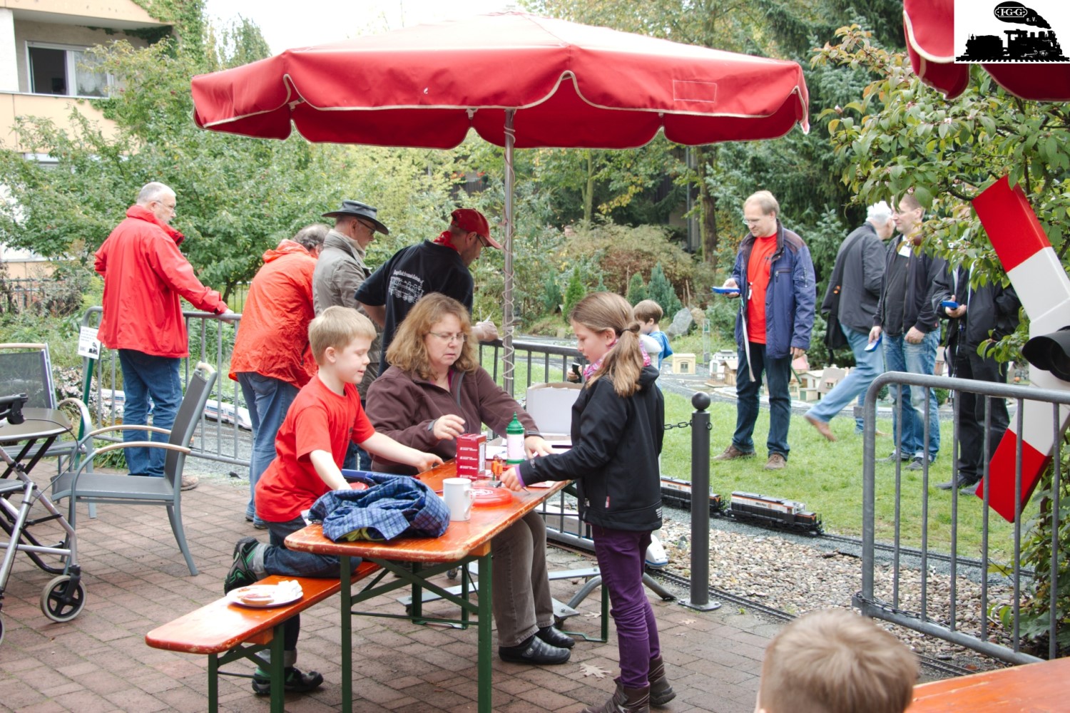 Am zweiten Tag, dem 4. Oktober von 12-18 Uhr ist der regulre Betrieb des Gartenbahnfestes. Hier drfen auf unserer Anlage die Kinder unsere Zge steuern und bekommen anschlieend eine Lokfhrerurkunde.