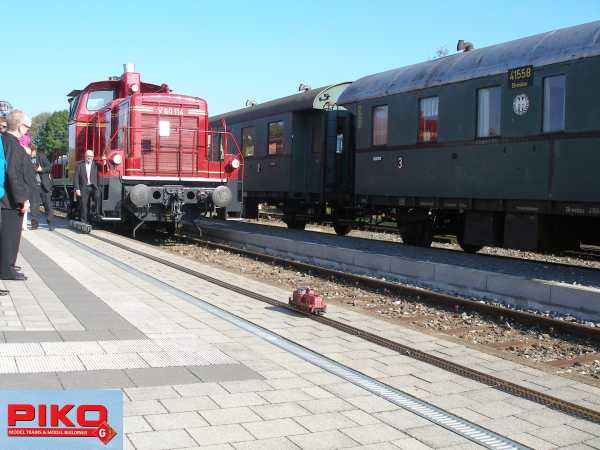 Vor der Original Lok der BR V60 erwartet der Inhaber von PIKO, Herr Dr. Ren F. Wilfer, zusammen mit den Gsten des Roll Outs am Bahnhof Ebermannstadt das PIKO Gartenbahnmodell der BR V60.