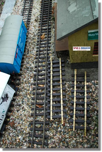 Die beiden PIKO Gleisstcke (rechts) vor dem implementieren in die Gartenbahnanlage in Hummeltal