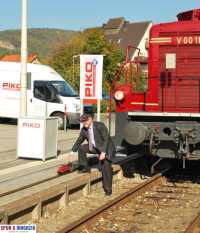 Herr Dr. Wilfer vor der neuen V60 von Piko und dem Original in Ebermannstadt OFR.  (rechts) 