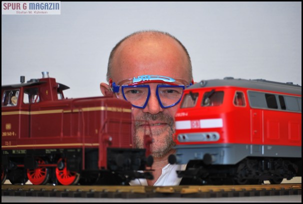 Stolz auf seine Produkte im Gartenbahnbereich - G-Scale , Dr. Ren F. Wilfer - Die neue Brille wird zur Messe prsentiert! 