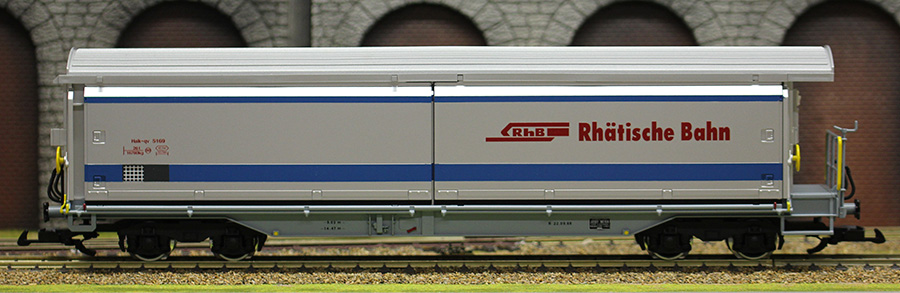 Als weitere Neuheit ist der RhB Schiewandwagen Haik-v 5169 in Silber mit blauem Band und Banner als Sonderwunsch fr Kunden von KISS Modellbahn Service entstanden. Im Original gab es diese Haik-qv 5169 - etwas mit Rost und Bremstaub belegt - mit einem grnen Werbeschriftzug "VOLG".