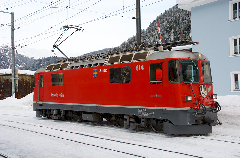 Neuheit 2017 von Kiss - Modellbahnen: Ge 4/4 II Elektrolok der RhB Nr. 614 - Schiers in rot. Hier mit eckigen Scheinwerfern. 