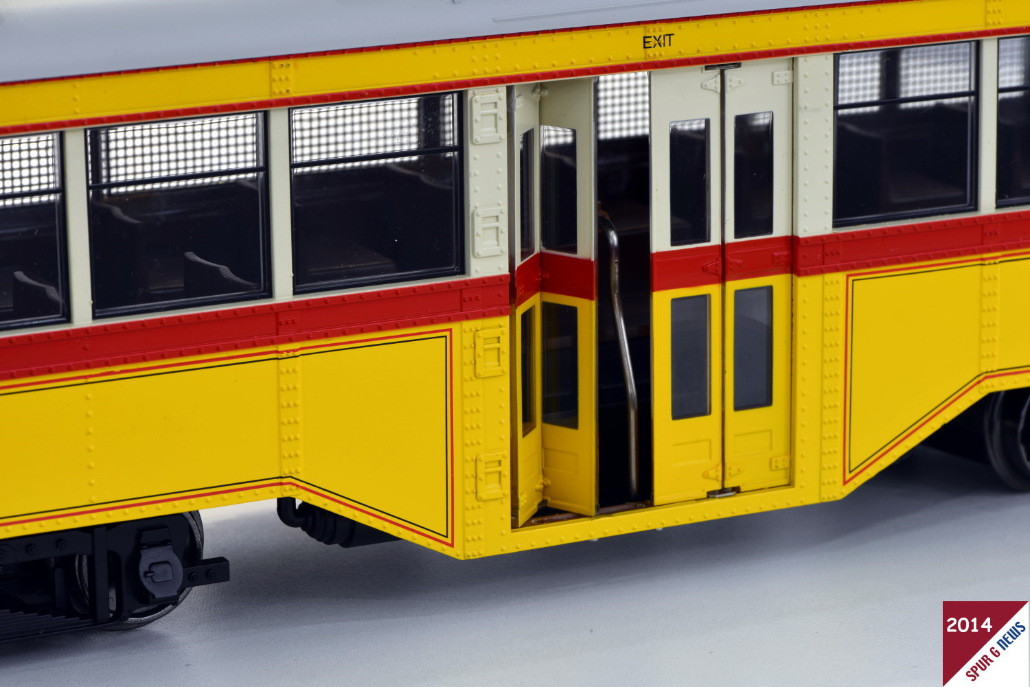 Doppel-Falttren an den PETER WITT STREETCARs von Bachmann - Neuheit 2014