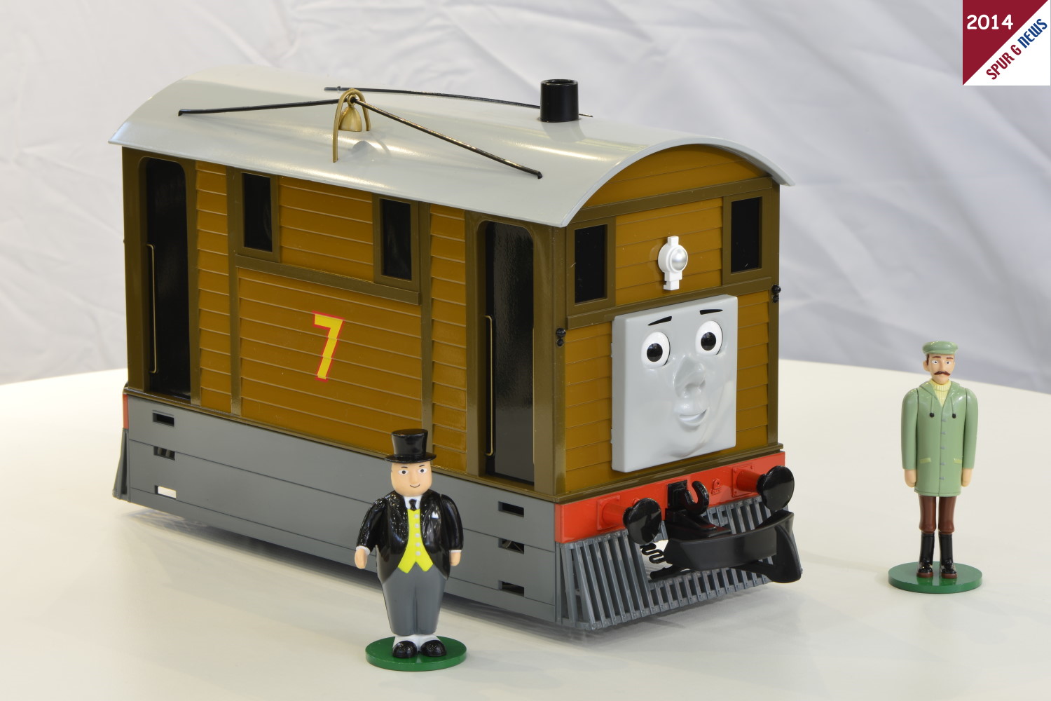 TOBY the wooden TRAM ENGINE wurde von Bachmann bereits 2013 angekndigt und auch ausgeliefert. Die Straenbahn aus der Serie THOMAS & FRIENDS hat einen eigenen Charakter und ist eine Dampfeisenbahn auf Straenbahnbasis hnlich dem "Feurigen Elias"