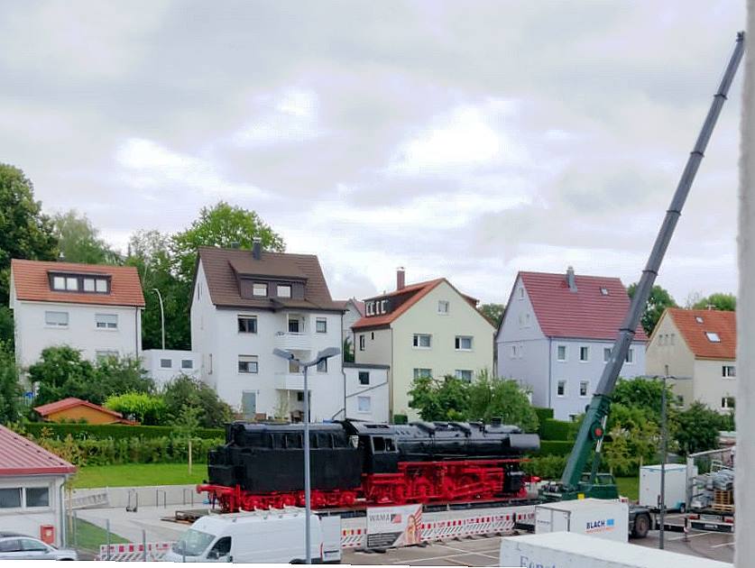 So sieht es heute, 29. Juni 2020, auf dem Parkplatz vom  aus. Die Dampflokomotive wurde hergerichtet und hat ein neues Farbkleid erhalten. Sicherlich fehlen noch Details, aber das Schmuckstck ist fr den vorgesehenen Termin im September schon mal herausgeputzt