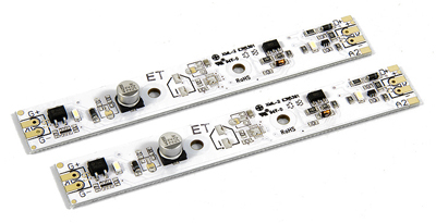 Die neu entwickelten Lichtleisten in 100mm und 330mm Lnge und 10 mm Breite sind mit warmweien, sehr hellen LED auf weier Platine bestckt und sowohl im Digital- als auch im Analogbetrieb von 5  24 Volt Spannung einzusetzen. Schraublcher in verschiedenen Abstnden lassen eine Montage in den meisten Serienfahrzeugen zu; alternativ ist auch ein Kleben, wenn ntig auch ein Krzen der langen Version mglich. Zum bereits integrierten Spannungspuffer kann bei Bedarf ein zustzlicher Kondensator ohne weitere Bauteile polungsrichtig aufgeltet werden, der kurze Unterbrechungen (z.b. bei berfahrt einer Weiche) puffern kann. Die optimierte Technik erlaubt es die LED Lichtleisten im Doppelpack zu einem sehr gnstigen Preis anzubieten. Die neuen verbesserten LED Lichtleisten ersetzen die nicht mehr/nur noch in Restbestnden lieferbaren Vorgngermodelle 8124102, 8124502 sowie 8120001, 8121001, 8122001 und 8123001.