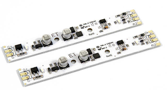 Die neu entwickelten Lichtleisten in 100mm und 330mm Lnge und 10 mm Breite sind mit warmweien, sehr hellen LED auf weier Platine bestckt und sowohl im Digital- als auch im Analogbetrieb von 5  24 Volt Spannung einzusetzen. Schraublcher in verschiedenen Abstnden lassen eine Montage in den meisten Serienfahrzeugen zu; alternativ ist auch ein Kleben, wenn ntig auch ein Krzen der langen Version mglich. Ein bei Auslieferung fr den Analogbetrieb aktivierter zweiter Funktionsausgang, kann zustzlich ber Ltkontakte beispielsweise fr eine Zugschlussbeleuchtung (max. 100 mA) genutzt werden. Zum bereits integrierten Spannungspuffer kann bei Bedarf ein zustzlicher Kondensator ohne weitere Bauteile polungsrichtig aufgeltet werden, der kurze Unterbrechungen (z.b. bei berfahrt einer Weiche) puffern kann. Die optimierte Technik erlaubt es die LED Lichtleisten im Doppelpack zu einem sehr gnstigen Preis anzubieten. Die neuen verbesserten LED Lichtleisten ersetzen die nicht mehr/nur noch in Restbestnden lieferbaren Vorgngermodelle 8124102, 8124502 sowie 8120001, 8121001, 8122001 und 8123001.