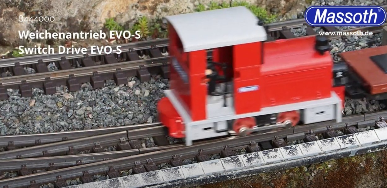 Im Film ist gut zu sehen wie die Lok die Weiche "aufschneidet". Dies geschieht ohne Probleme und auch mit Wagen und Lokomotiven mit geringem Gewicht. Schon die "geschobenen" Wagen schneiden die Weiche auf. Eine sehr gute Lösung.