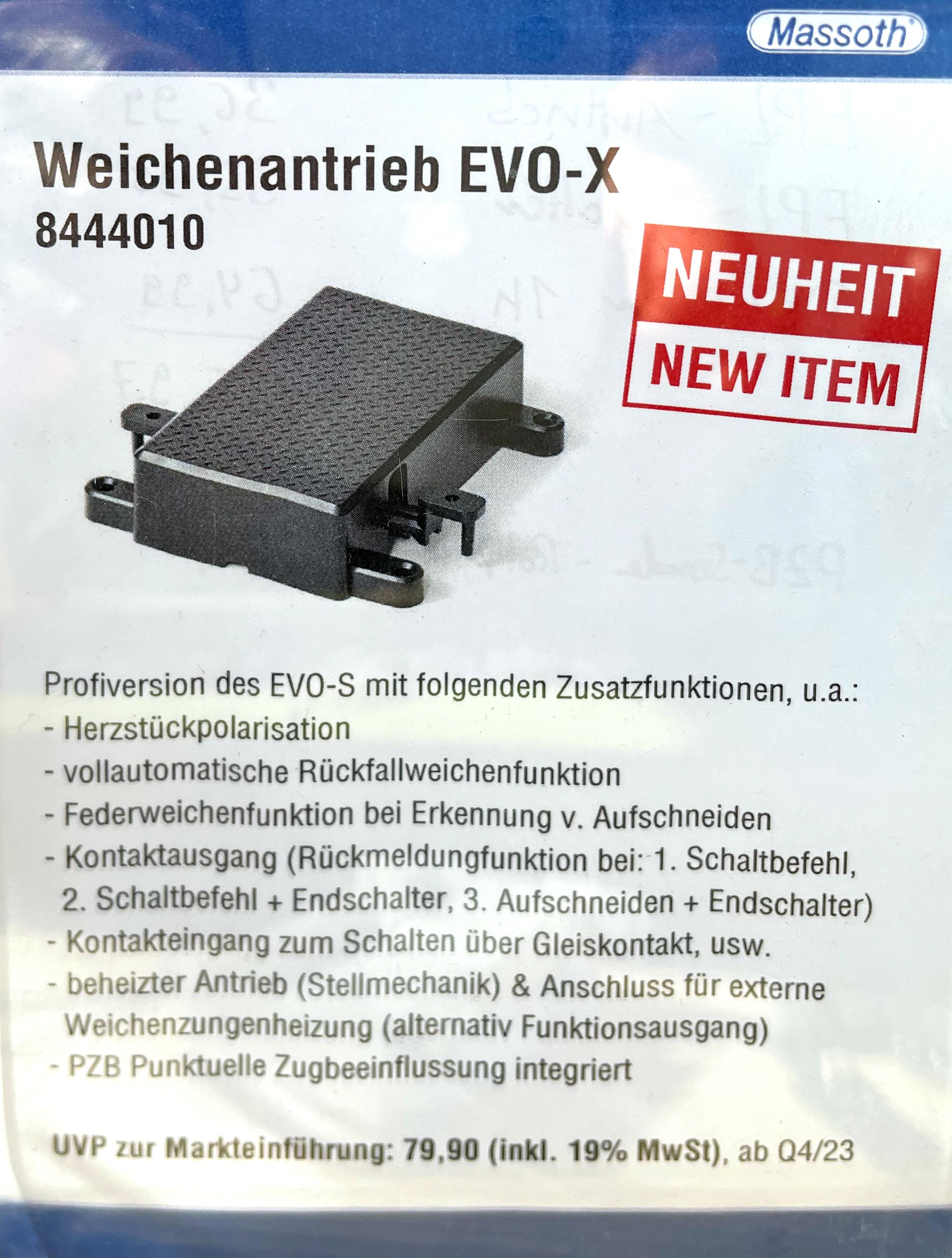 Auf dem Stand von Massoth bei der Modellbahnausstellung in Schkeuditz haben wir éinen kleinen Aufsterller mit dem neuen Massoth Weichenantrieb EVO-X entdeckt. Artikelnummer 8444010. Sie werden sich nun Fragen, der ist doch schon bekannt. Vorgestellt wurde der EVO-S - Art. Nr. 844000.