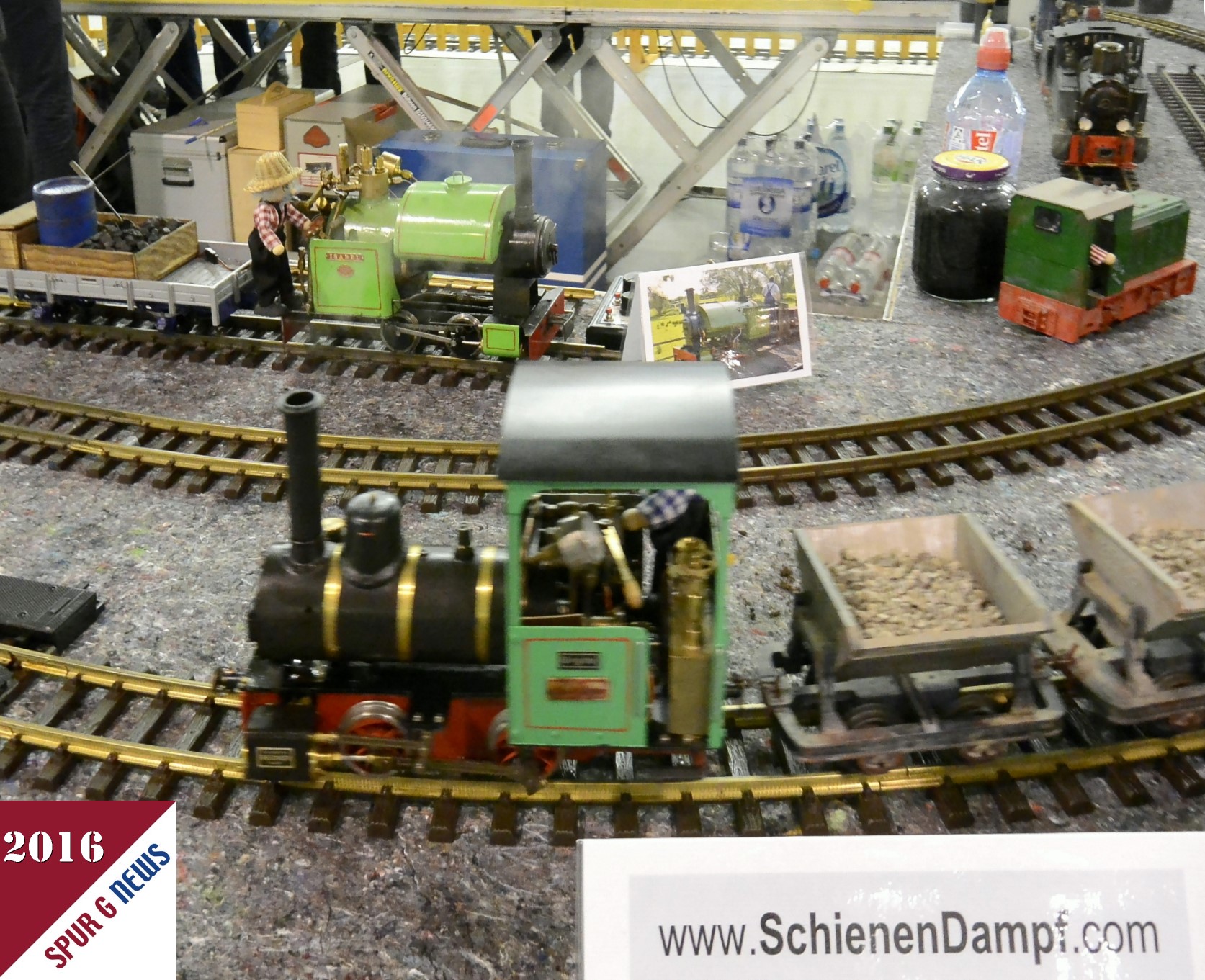 Auf stabilen Tischen wurde in der Halle 3 Live-Steam im Mastab der Gartenbahn gemacht. Meist B oder C Kuppler drehten hier munter Ihre Runden. Gesteuert mit Funk, wurden die Regler auf- und zugedreht, so dass die Lokomotiven den produzierten Dampf in Bewegung umsetzten. Die auf dem Bild genannte WEB Adresse ist ein Forum fr Live-Steam bis 3 1/2 Zoll auf Spurweite 45mm. 