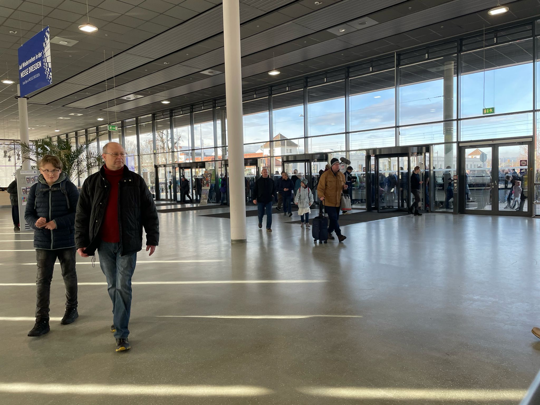 Besucherstrom um 10:00 am zweiten Messetag.