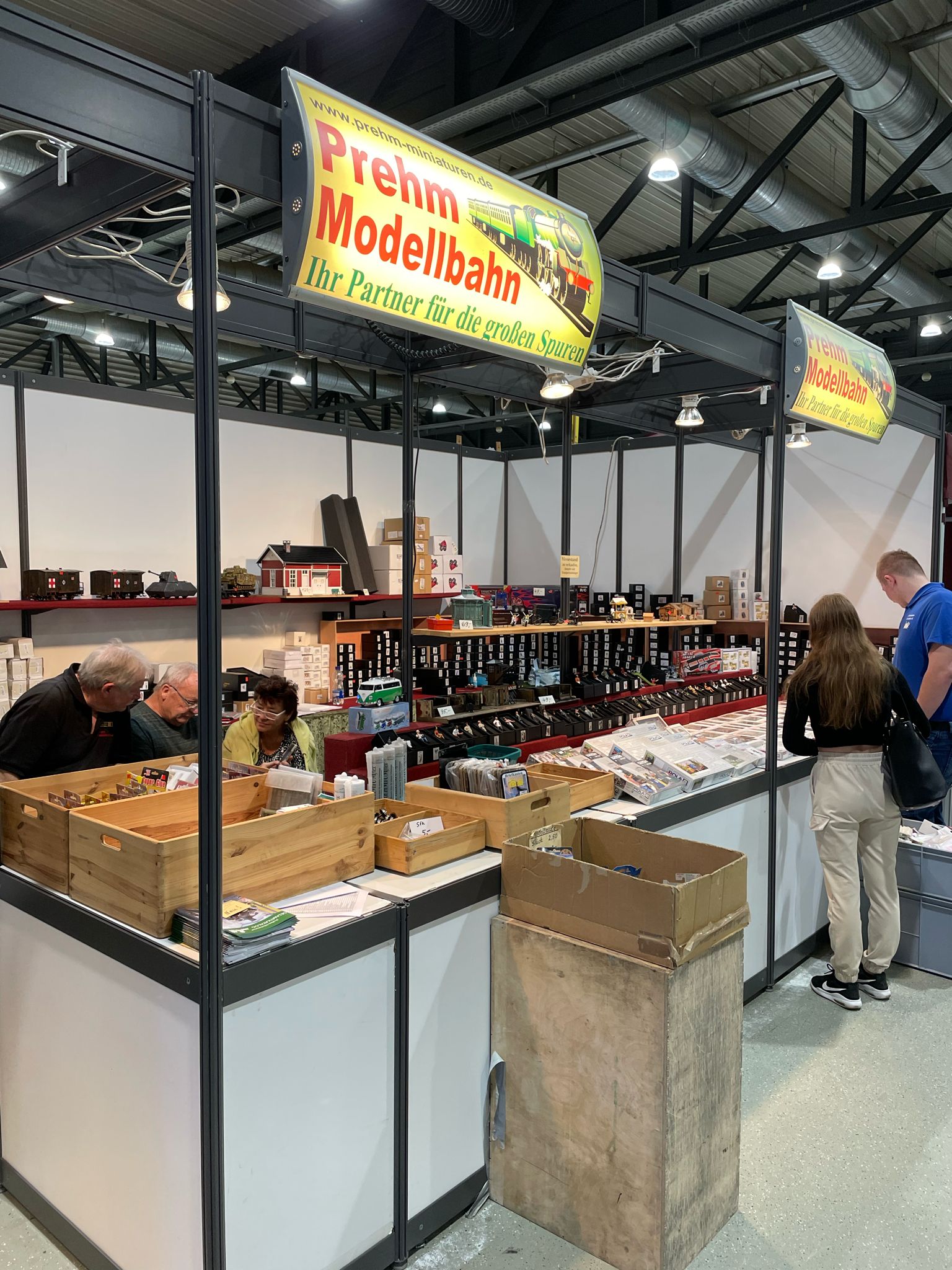 Verkaufsstand von Prehm-Miniaturen in der Halle 4 der Messe Dresden. Neuheitenkatalog und Handmuster der Neuheiten 2024 werden ausgestellt. 