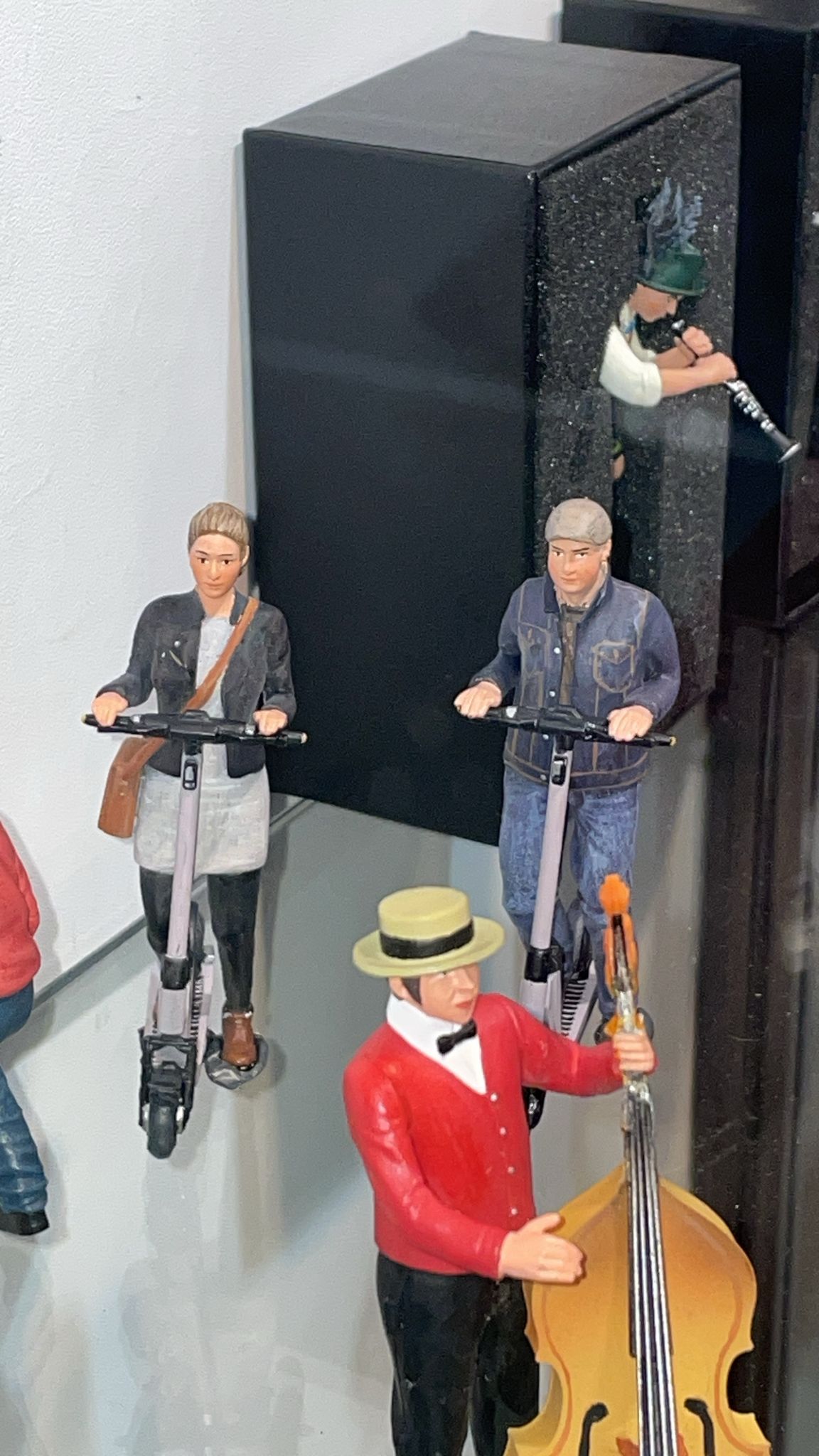 Neuheiten von Prehm-Miniaturen: E-Scooter Fahrer - Frau und Mann aus 2024. 