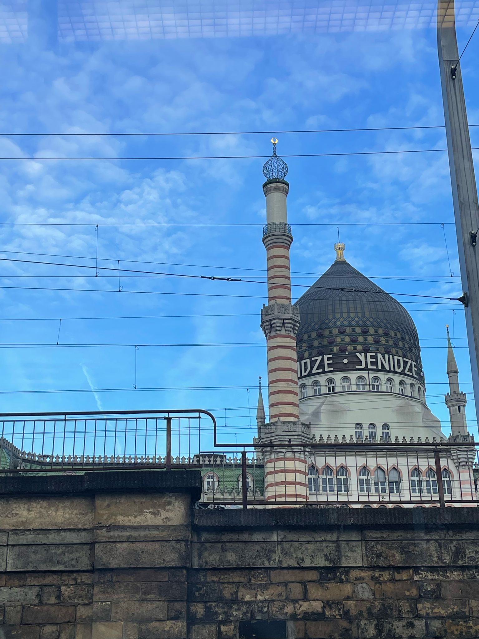 Samstag, 2. Messetag. Anreise mit der Straenbahn - Hier kurz vor Bahnhof Mitte - im Hintergrund das Tabakkontor Yenidze. 