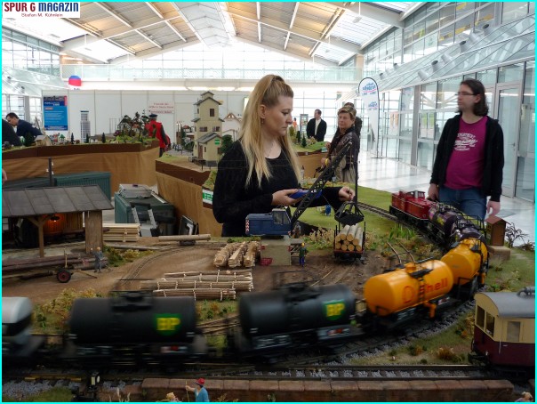 Bereits in Leipzig beobachtet und hier besttigt: Immer mehr Frauen greifen zum Massoth Regler fr die Garten- und Modellbahn im Mastab 1:22,5 oder G-Scale. Hier die Anlage der "Gartenbahner Sdwest e.V." aus Pirmasens. 