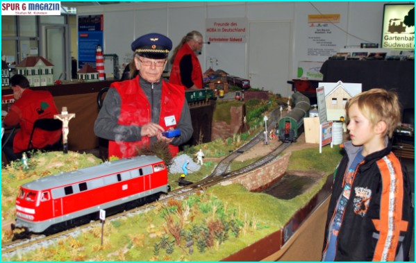 Auf der Anlage der "Gartenbahner Sdwest e.V." aus Pirmasens in der Mnchner Messe im "Atrium" 1. OG.  Der Nachwuchs bestaunte die "Dieselwolken" der BR 218 der DB als PIKO Modell. 