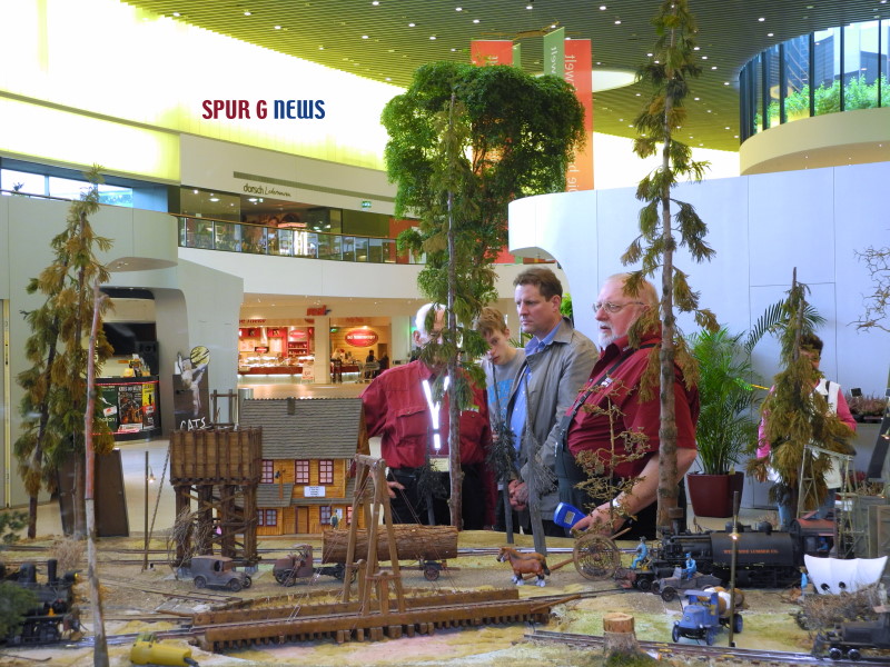 Herr Brinkschulte an der US Logging BahnAnlage in der Huma Einkaufswelt