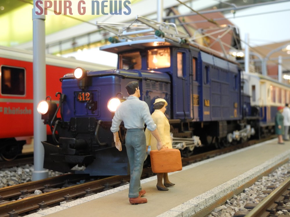 Sonderzug der RhB mit dem blauen Krokodil und den Pullmannwagen wartet am Gleis 2 auf den Zustieg der Gste von Nah und Fern. "Tren zu - der Zug fhrt ab" heit es dann wenn sich der Zug in Gartenbahngre in Bewegung setzt. 