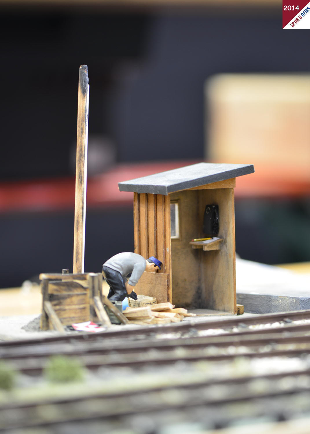 Kleinod neben der Strecke - Schafbergbahn. Sogar der Bleistift fr die Notizblock im Streckentelefon wurde nicht vergessen. Auch die Zugschluscheiben liegen noch bereit. Der Bahnbedienstete schlichtet das Holz vor der Telefonbude auf. Was mit dem Lampen- oder Telegrafenmast passiert ist konnten wir nicht in Erfahrung bringen. Die Spitze ist jedoch durch berspannung abgefackelt.