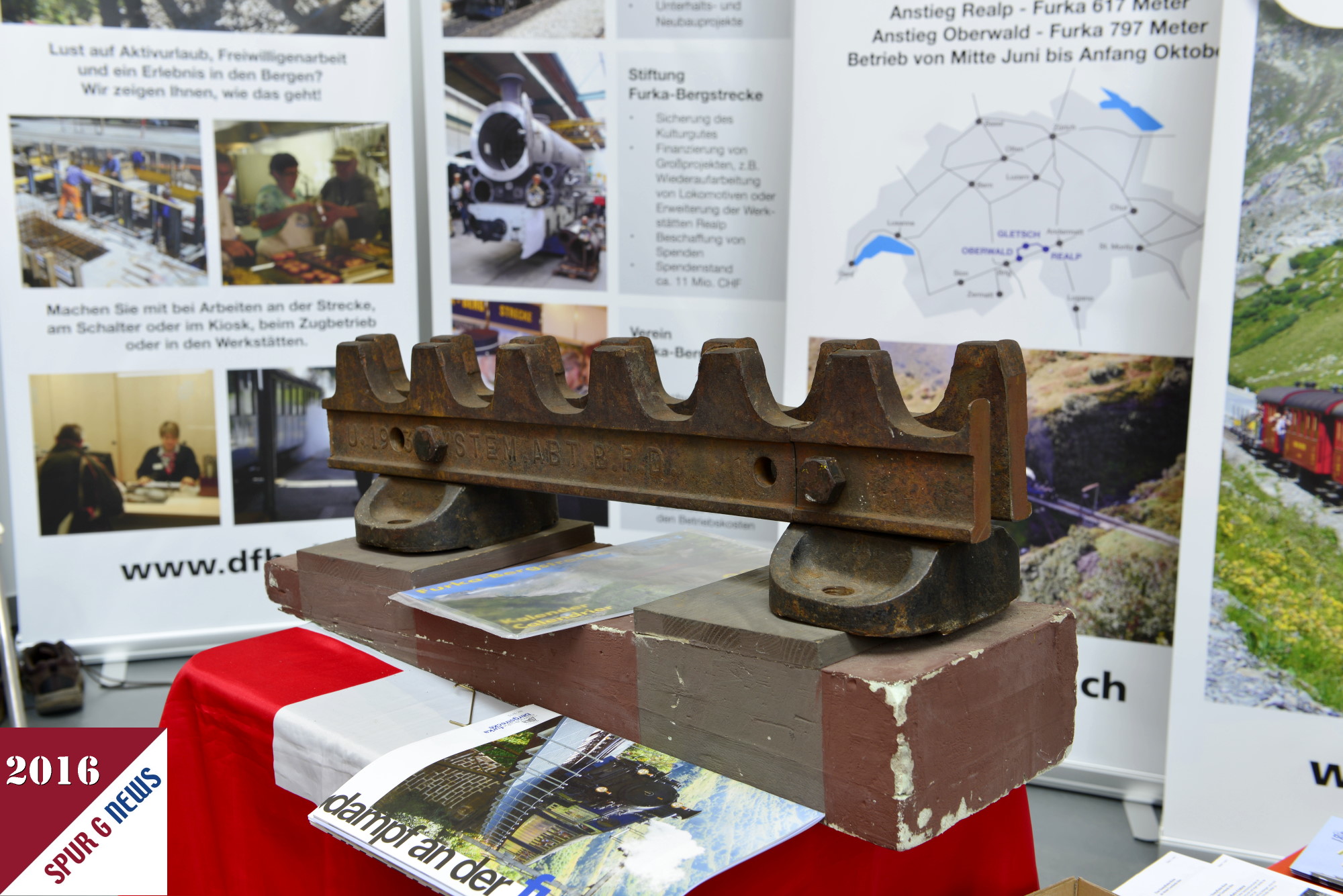 Das schwerste Stck auf dem Stand der Dampfbahn-Furka-Bergstreke ist sicherlich das Original eines Stckes der Zahnradstange - Bauart ABT mit Zweilamellenzahnstange. Hier klimmen nicht nur die Triebfahrzeuge sondern auch die Dampflokomotiven den Berg hinauf. Bis zum Bau des Furka Basistunnels fuhr ber diese Bergstrecke der Glacier Express. Letztmals im Oktober 1981. Danach dauerte es nochmals 8 Jahre bis die Strecke befahrbar wurde. Seit 2010 ist die Furka Bergstrecke zwischen Gletsch und Oberwald wieder durchgngig befahrbar. 