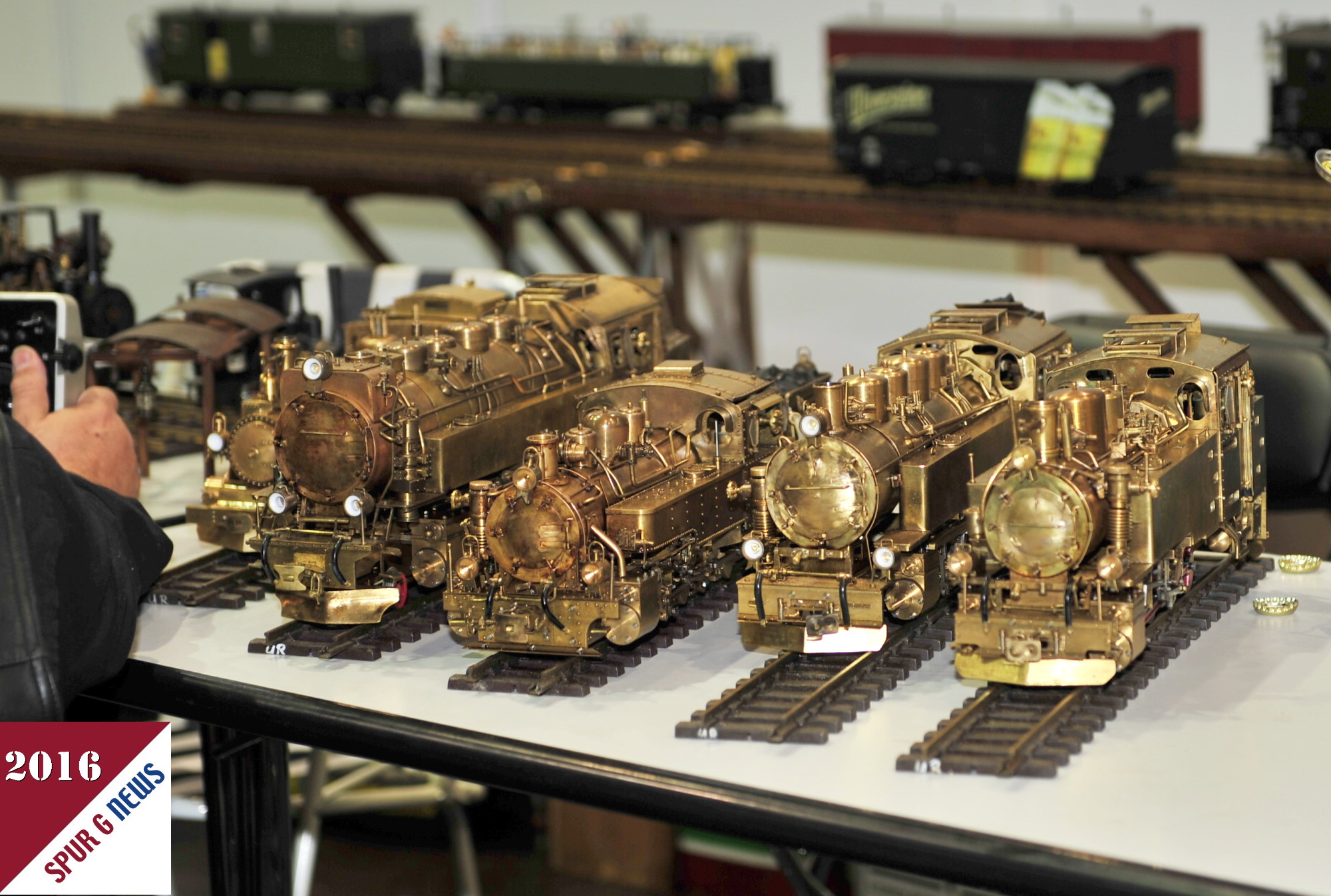 Ein Schild mit der Aufschrift "Ihr da OHM, macht doch WATT Ihr VOLT. Wir fahren Dampf!" zeichnete fr eine Ausstellung mit Livesteam Fahrzeugen. Die Herren hatten Ihre neu gebauten Live-Steam Fahrzeuge fr die Schmalspur auf dem Innenkreis aufgebaut. Herrliche Modelle die mit Zylinderl, Wasser und Gas Ihre Runden drehen. Gesteuert werden die Lokomotiven mit Servo ber eine Funkfernbedienung. Hervorragende Arbeiten.