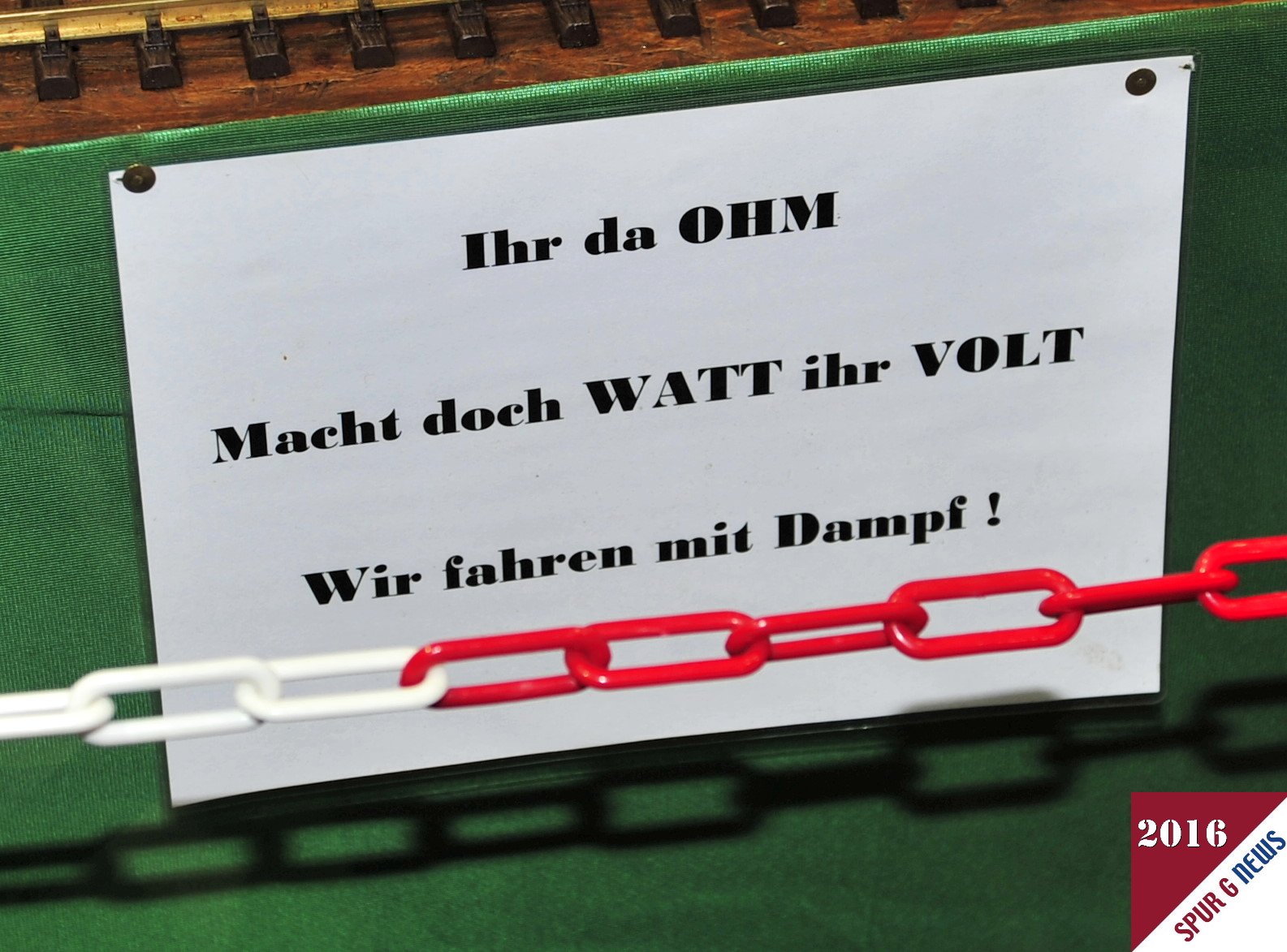 Ein Schild mit der Aufschrift "Ihr da OHM, macht doch WATT Ihr VOLT. Wir fahren Dampf!" zeichnete fr eine Ausstellung mit Livesteam Fahrzeugen. Die Herren hatten Ihre neu gebauten Live-Steam Fahrzeuge fr die Schmalspur auf dem Innenkreis aufgebaut. Herrliche Modelle die mit Zylinderl, Wasser und Gas Ihre Runden drehen. Gesteuert werden die Lokomotiven mit Servo ber eine Funkfernbedienung. Hervorragende Arbeiten.